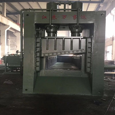 Industrial 8000kN Hydraulic Gantry Shear Air Cooling System dengan 2000mm Blade untuk Memotong Scrap Berat